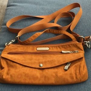 Small crossbody with pockets and credit card slots